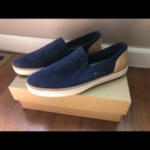 Ugg navy blue light brown on back brand New W Box